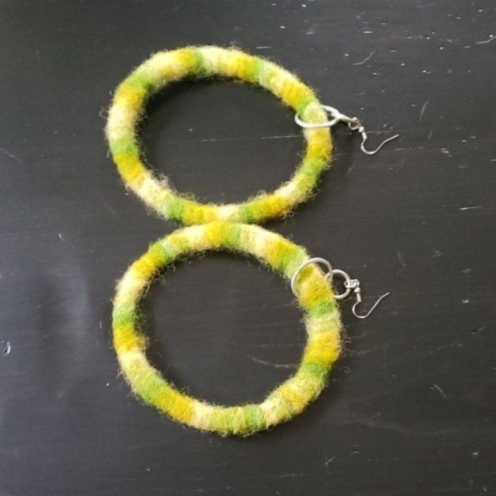Vintage 70s Yellow Yarn Boho Hoop Earrings - Picture 5 of 8